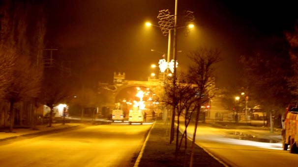 Araçları durdurup ateşe verdiler