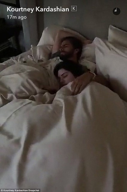 Kardashian sevgilisini ve kardeşini yatakta bastı...