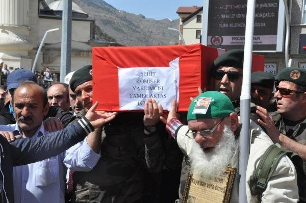 Şehidi 15 bin kişi uğurladı