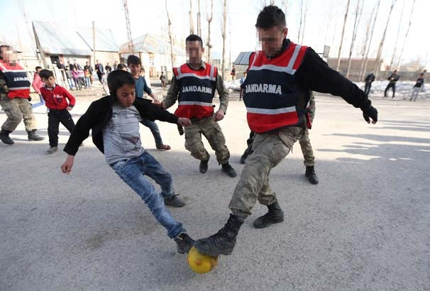 Kadın subay çocuklara moral verdi