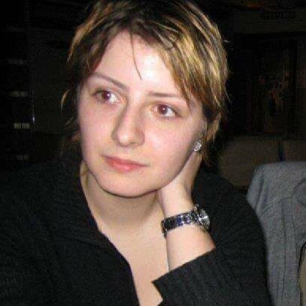Eşinden dayak yiyen kadın fotoğrafını paylaşıp canına kıydı