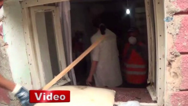 Evindeki çöplerin arkasından ağladı