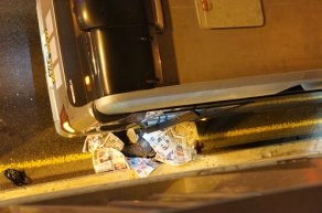 Zabıtadan kaçarken metrobüsün altında kaldı