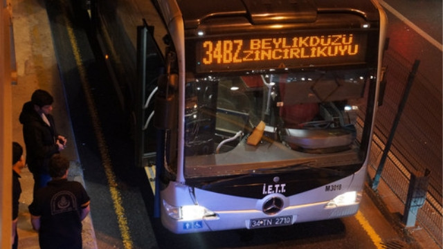 Zabıtadan kaçarken metrobüsün altında kaldı