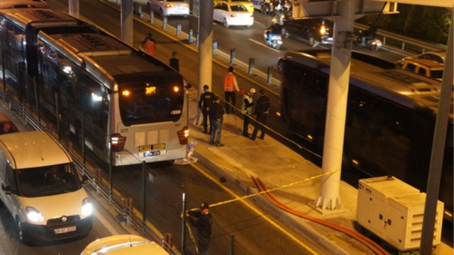 Zabıtadan kaçarken metrobüsün altında kaldı