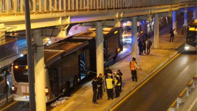 Zabıtadan kaçarken metrobüsün altında kaldı