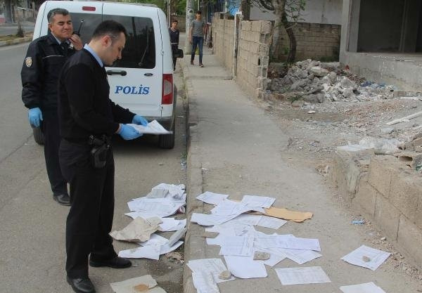 Kimlik numaraları sokağa saçılmış!