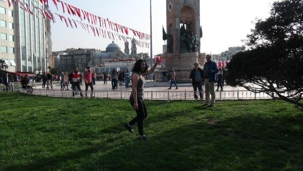 Taksim'de bıçaklı genç kız gerginliği
