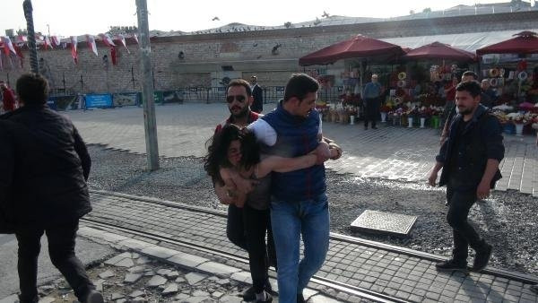 Taksim'de bıçaklı genç kız gerginliği