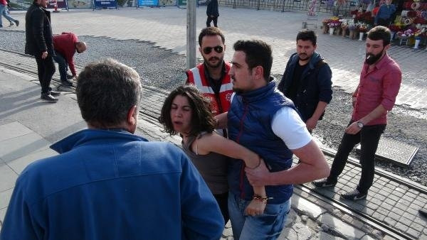 Taksim'de bıçaklı genç kız gerginliği