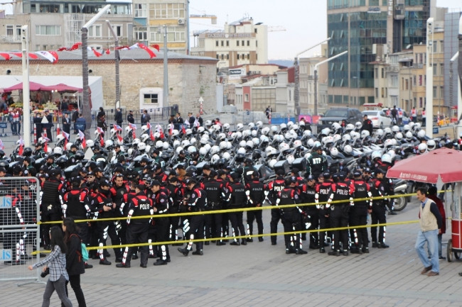 Taksim'de alarm ! Polis kuş uçurtmadı
