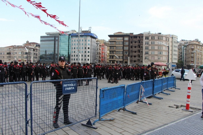 Taksim'de alarm ! Polis kuş uçurtmadı