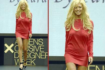 Tasarladığı bikinileri tanıttı