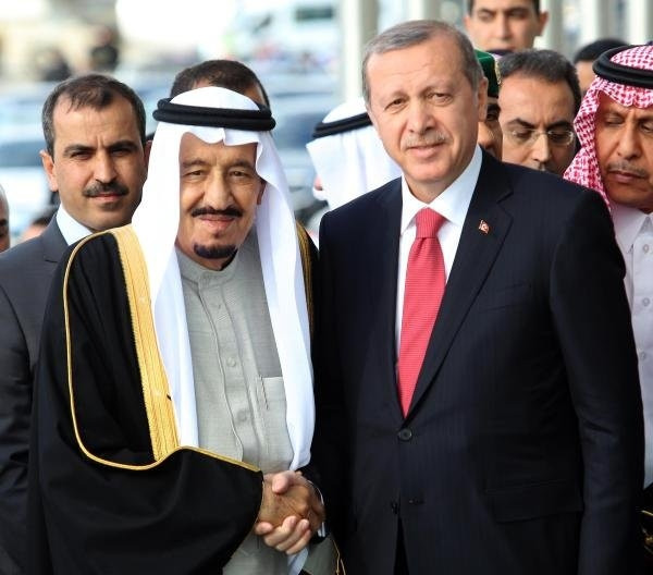 Kral Selman yürüyen merdivenle indi
