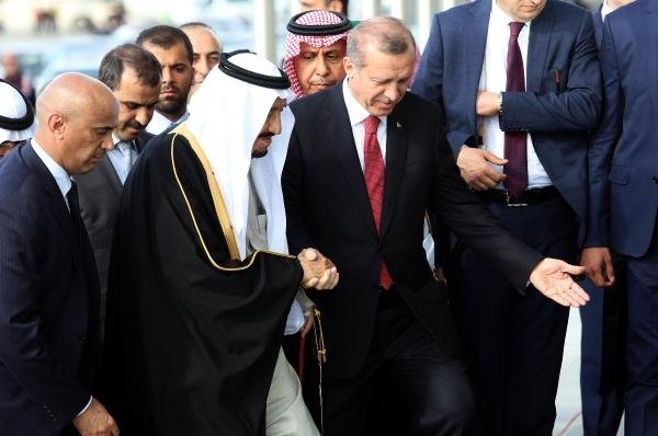 Kral Selman yürüyen merdivenle indi