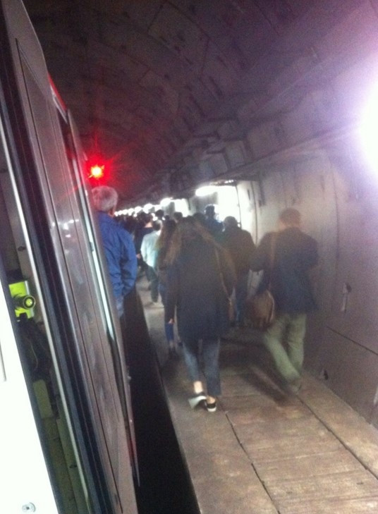 Marmaray'da tren raydan çıktı, seferler durdu