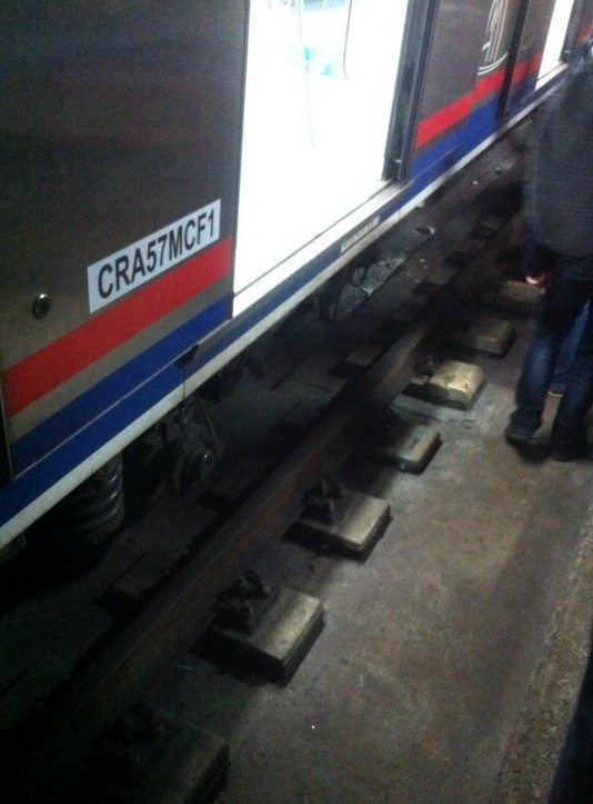 Marmaray'da tren raydan çıktı, seferler durdu