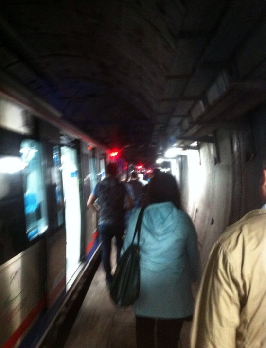 Marmaray'da tren raydan çıktı, seferler durdu
