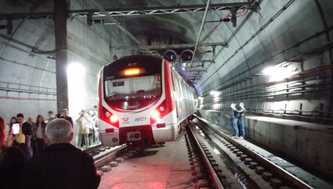 Marmaray'da tren raydan çıktı, seferler durdu