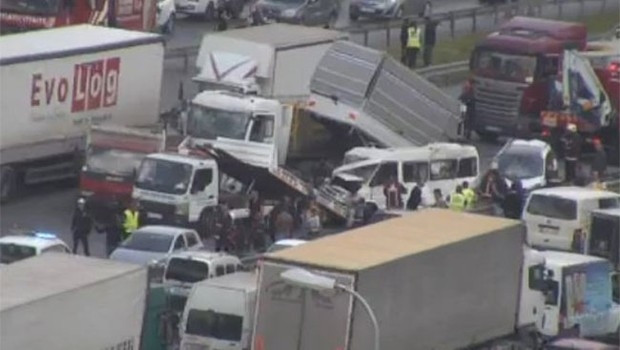 İstanbul'da feci kaza: 13 araç birbirine girdi