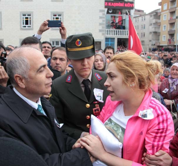 Şehit Cantürk'ü 10 bin kişi uğurladı
