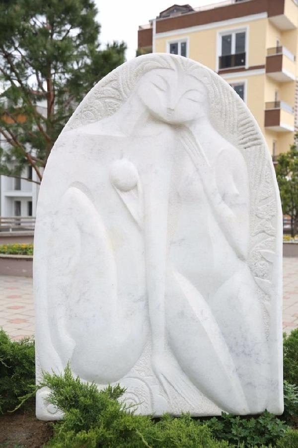 'Adem İle Havva' Heykelinde 'Müstehcenlik' Tartışmas