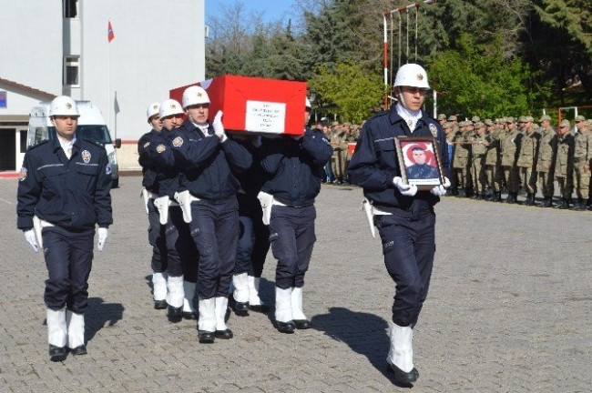 Şehidin tabutunu kimseye bırakmadılar