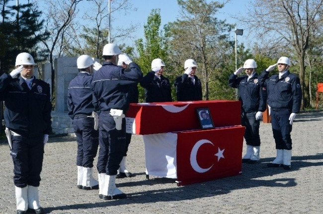 Şehidin tabutunu kimseye bırakmadılar