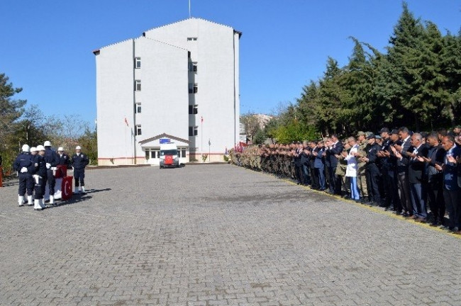 Şehidin tabutunu kimseye bırakmadılar