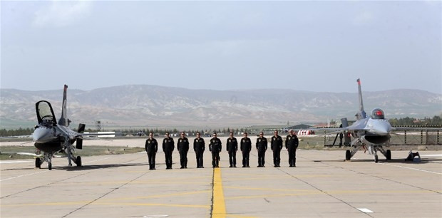 Solotürk 5'nci yaş gününde şehitler için uçtu