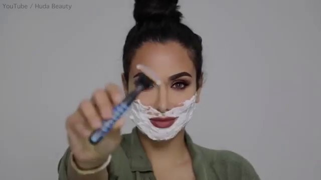 Dubaili Huda Kattan güzelliğini tıraşa borçlu !