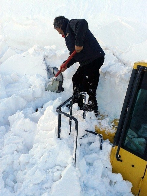 Çığ altında kalan operatörü arkadaşları kurtardı