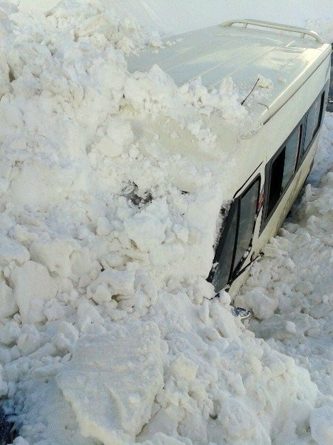 Çığ altında kalan operatörü arkadaşları kurtardı