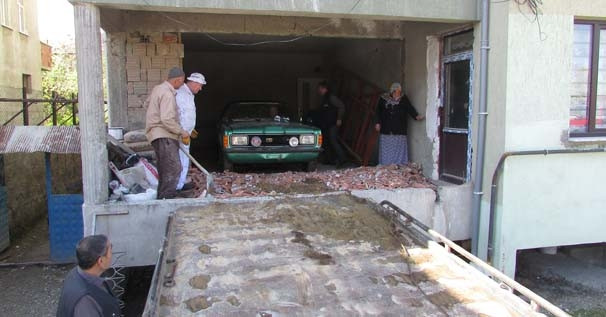 Sakladığı otomobilini 37 yıl sonra çıkardı