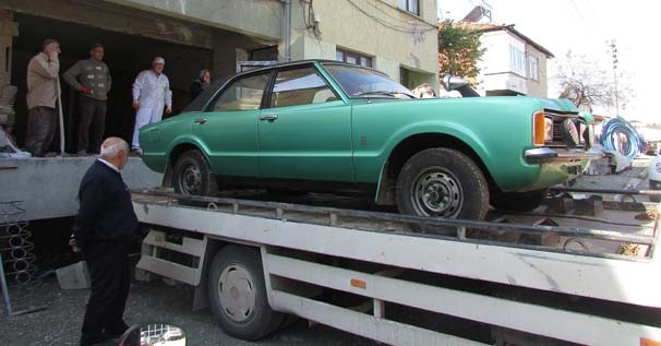 Sakladığı otomobilini 37 yıl sonra çıkardı