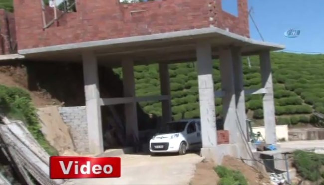 Rize'de yolun üzerine ev yapılıyor