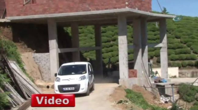 Rize'de yolun üzerine ev yapılıyor