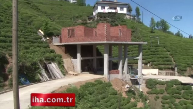 Rize'de yolun üzerine ev yapılıyor