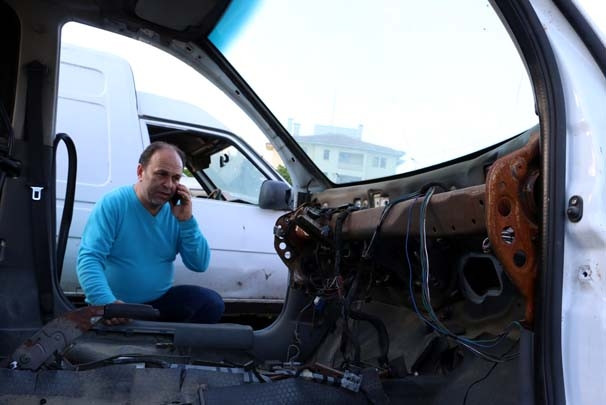 Kaza yapan aracı taksit taksit çaldılar