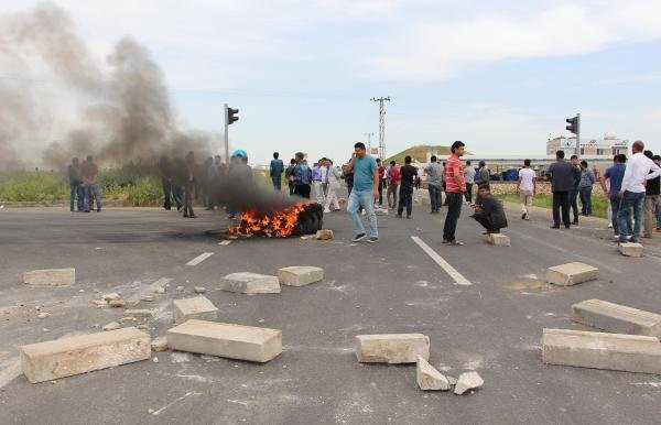 Çiftçiler isyan edip yol kapattı !