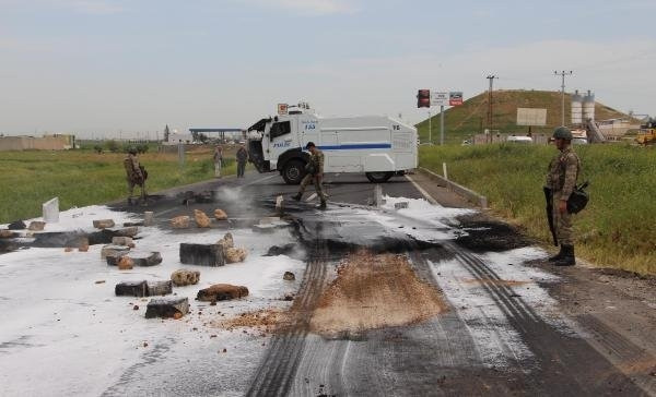 Çiftçiler isyan edip yol kapattı !