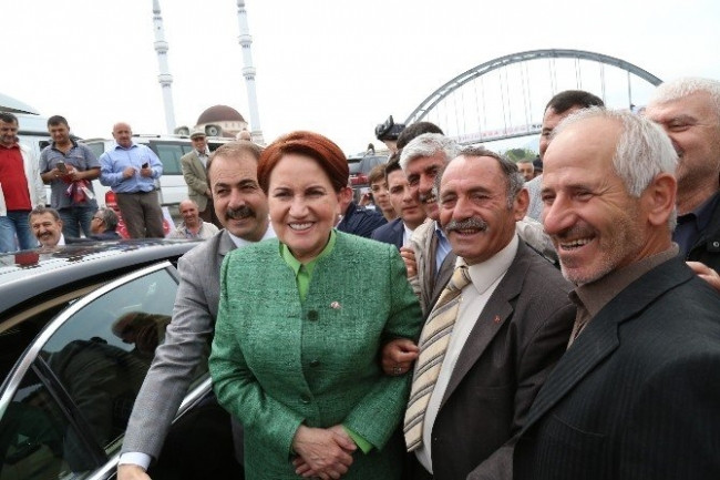 Meral Akşener'i, Sakarya'da Karşılama Konvoyu