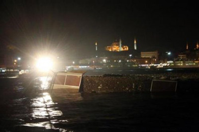 Lodos Kadıköy İskelesini yuttu !