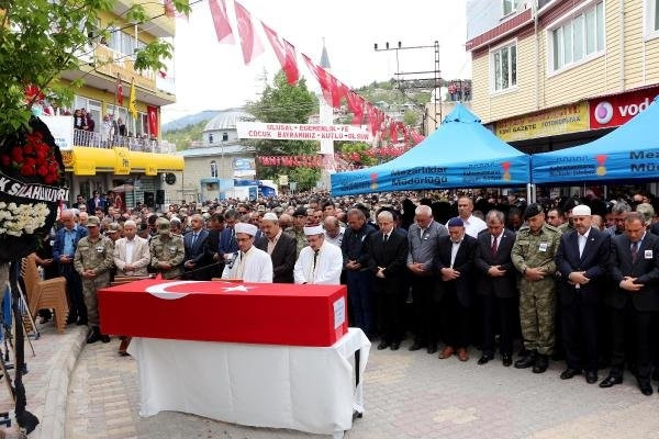 Şehit Uzman Onbaşı'ya yürek yakan veda