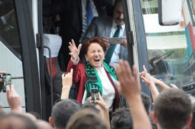 Meral Akşener taraftara üçlü çektirdi