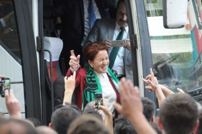 Meral Akşener taraftara üçlü çektirdi