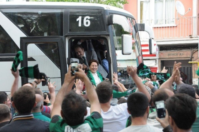 Meral Akşener taraftara üçlü çektirdi