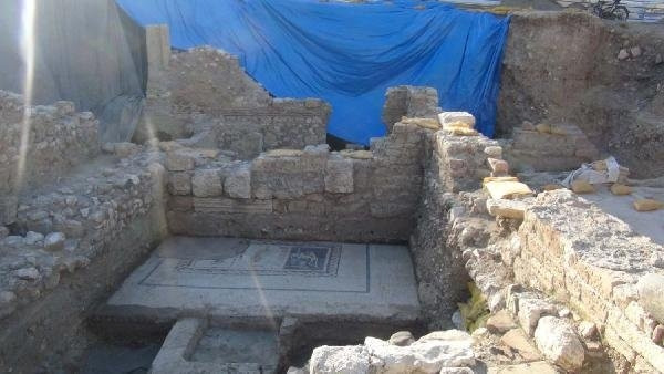 İlber Ortaylı ''Neşeli ol hayatını yaşa'' yazılı moz