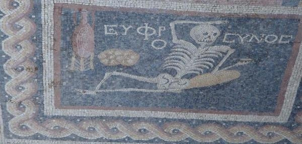 İlber Ortaylı ''Neşeli ol hayatını yaşa'' yazılı moz