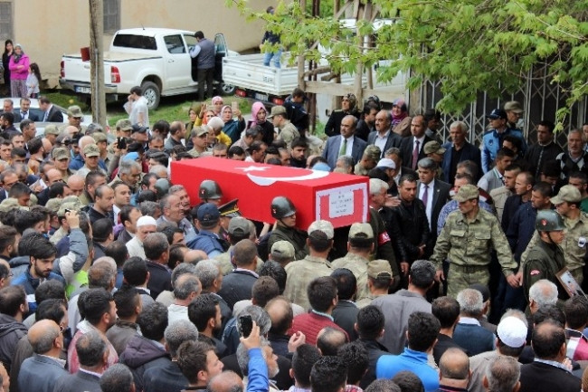 Şehidin amcası tabuta kurşun bıraktı